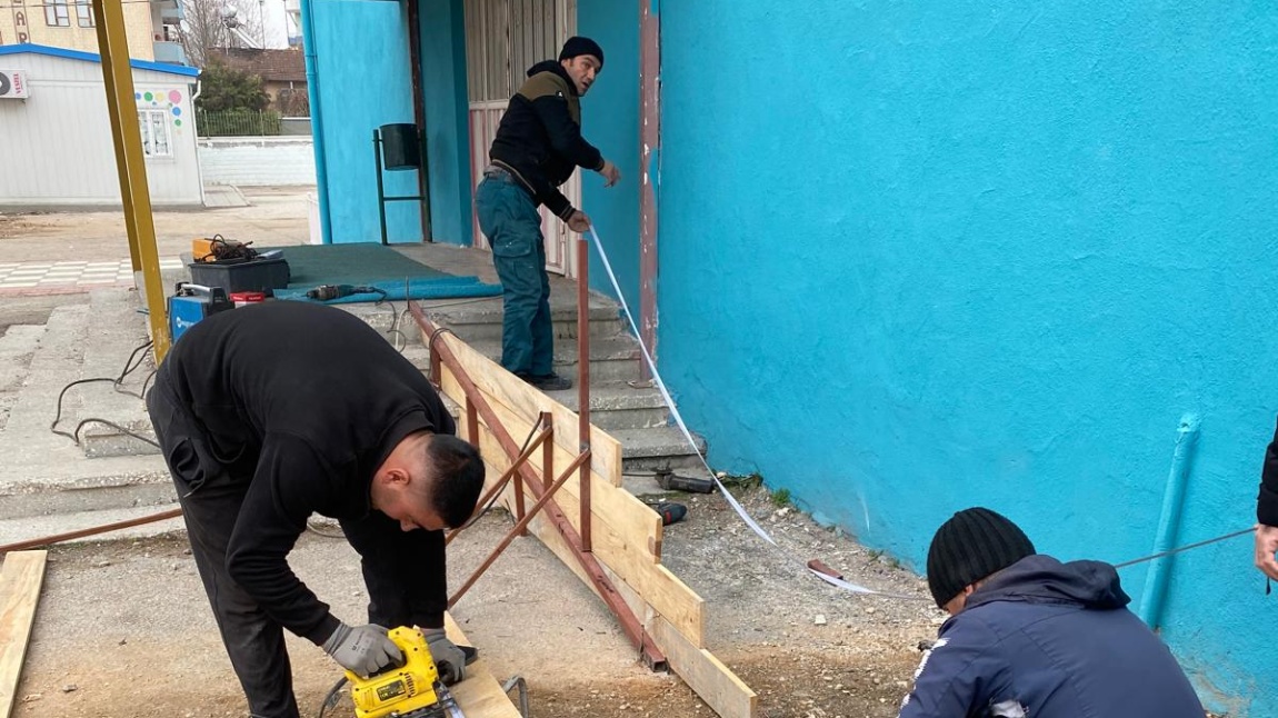 OKULUMUZA KIZILAY TARAFINDAN ENGELLİ RAMPASI YAPILMAKTADIR.